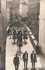 Festival in Česk Krumlov, procession across Lazebnick Bridge, historical photo
